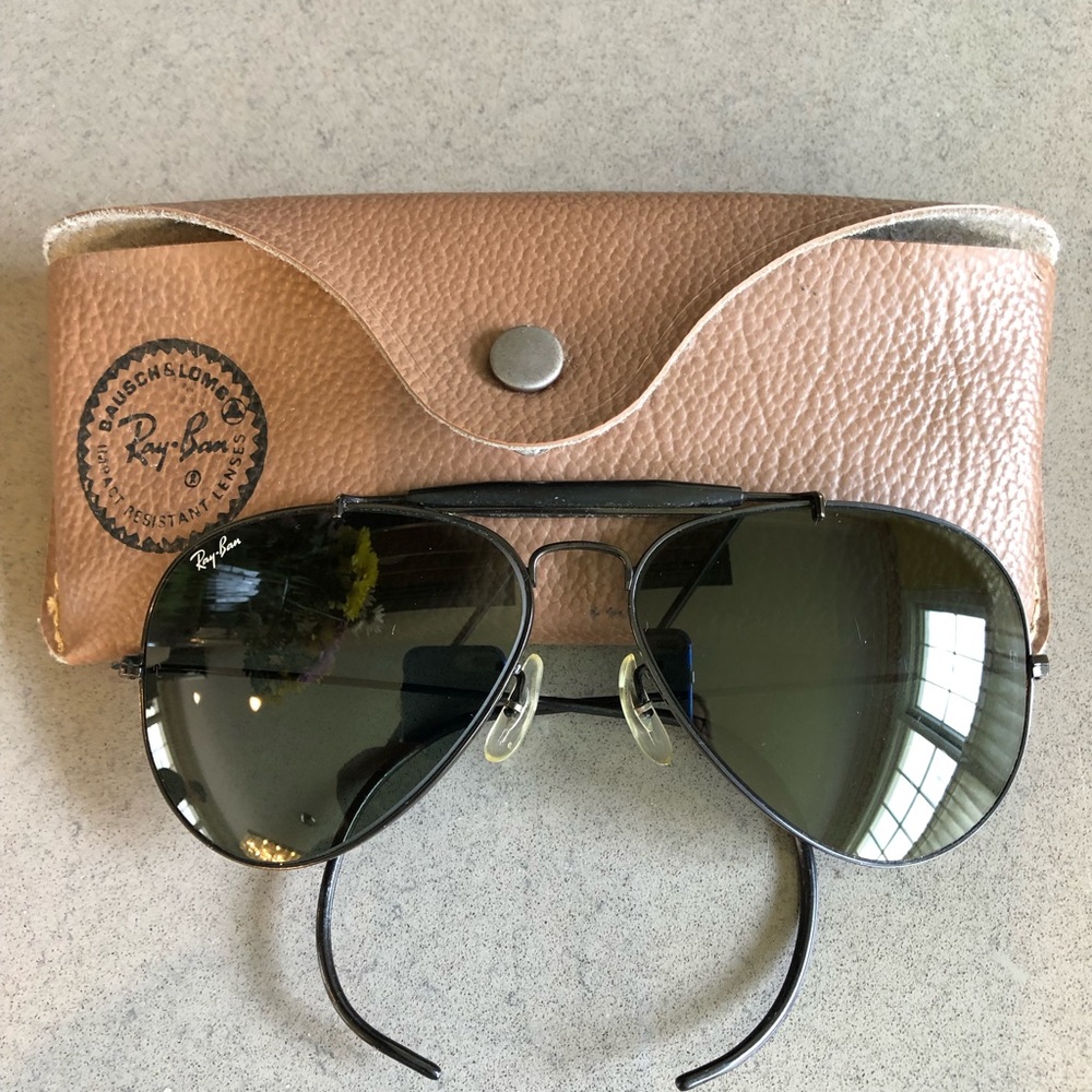 1980s Ray Ban Men’s Aviators Black trim. 62mm lens